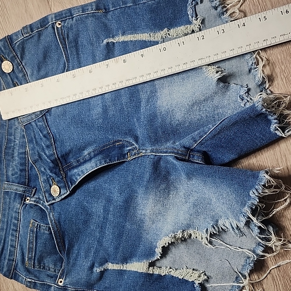 Trendy Frayed Hem Denim Shorts NWOT - Picture 5 of 5